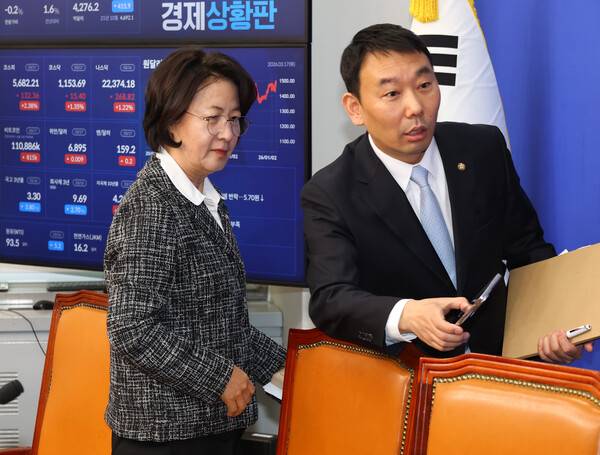 추미애 법사위원장과 김용민 법사위 간사가 17일 국회에서 열린 검찰 개혁 입법인 중수청법·공소청법 관련 기자회견을 마친 후 이동하고 있다. 2026.3.17. 연합뉴스