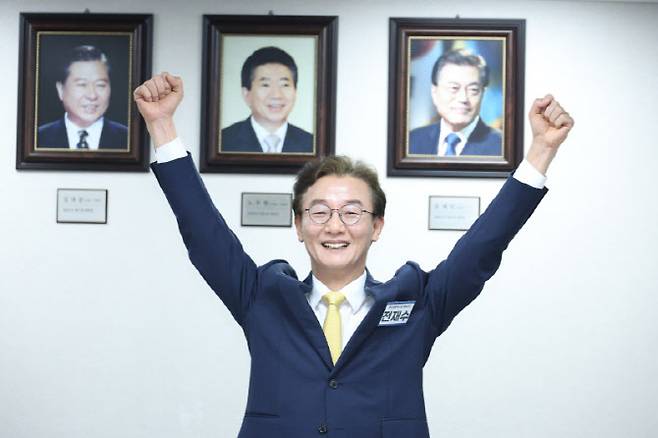 부산시장 출마를 선언한 전재수 더불어민주당 의원이 17일 서울 여의도 더불어민주당사에서 열린 광역단체장 후보 면접에서 승리를 다짐하는 세리머니를 하고 있다.(사진=뉴스1)