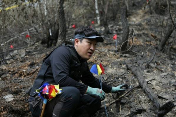 2월 21일 발생한 경남 함양군 산불 발화 지점에서 산림청을 비롯한 수사기관 관계자들이 합동조사를 실시하고 있다. (사진=산림청 제공)