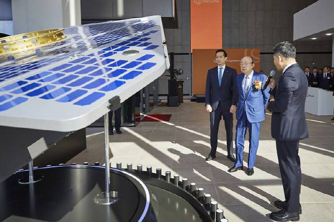 김승연 한화그룹 회장(가운데)과 김동관 부회장(왼쪽)이 올해 1월 한화시스템 제주우주센터를 찾아 지구 관측용 고해상도 합성개구레이다(SAR) 위성의 실물 모형을 살펴보고 있다.(사진=한화그룹.)