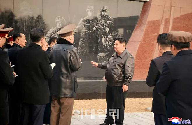 김정은 북한 국무위원장이 지난 16일 ‘해외 군사작전 전투위훈 기념관’ 건설사업을 현지에서 지도했다고 조선중앙통신이 17일 보도했다.[조선중앙통신=연합뉴스 제공]
