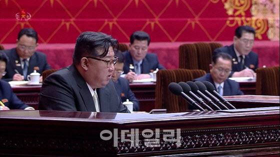 김정은 북한 국무위원장이 2024년 1월 15일 평양 만수대의사당에서 열린 최고인민회의에서 시정연설을 하고 있다. [조선중앙TV=연합뉴스 제공]