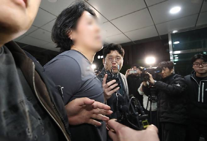 부산 한 아파트에서 항공사 기장을 흉기로 살해한 혐의를 받는 50대 피의자가 17일 오후 부산진경찰서로 압송되고 있다 (사진=뉴스1)