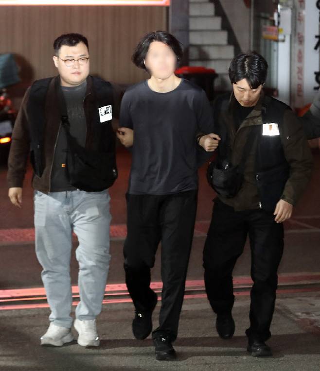 부산 한 아파트에서 항공사 기장을 흉기로 살해한 혐의를 받는 50대 피의자가 17일 오후 부산진경찰서로 압송되고 있다 (사진=뉴스1)