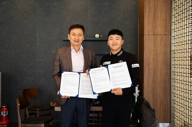 정세림 천우모터스 대표와 김홍택이 렉서스 차량 후원 계약을 마치고 기념 촬영을 하고 있다.