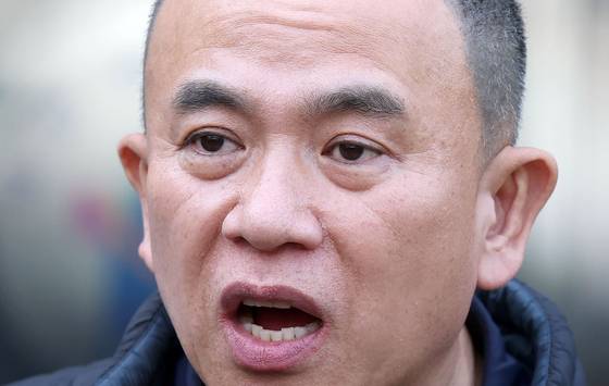 정치자금법 혐의로 기소된 정치 브로커 명태균 씨가 지난달 5일 오후 경남 창원시 성산구 창원지법에서 열린 1심 재판에서 무죄 선고를 받은 후 취재진 질문에 답하고 있는 모습. 명씨는 증거은닉 교사 혐의에 대해서는 징역 6개월에 집행유예 1년을 선고받았다. 〈사진=연합뉴스〉