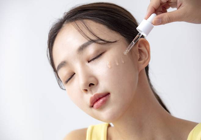 탄력 세럼은 얼굴 중앙에서 바깥쪽으로 펴 발라야 한다. 사진=클립아트코리아