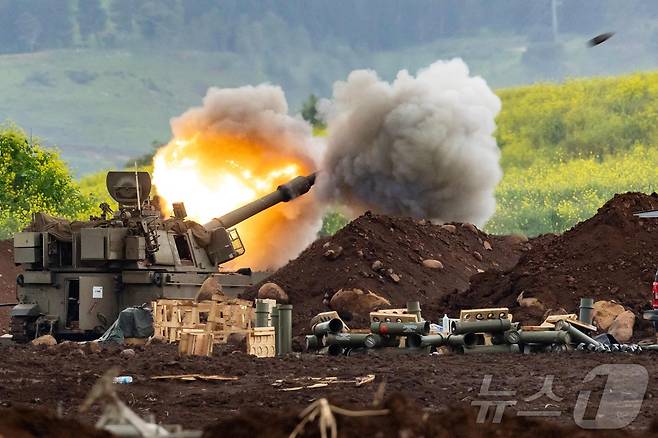 2026년 3월 15일 이스라엘 북부 갈릴리 상부 지역에서 이스라엘 자주포가 남부 레바논을 향해 포탄을 발사하고 있다.2026.03.15. ⓒ AFP=뉴스1