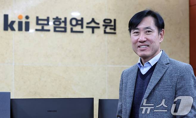 하태경 보험연수원장이 서울 성북구 보험연수원에서 뉴스1과 인터뷰를 하고 있다. ⓒ 뉴스1 김명섭 기자