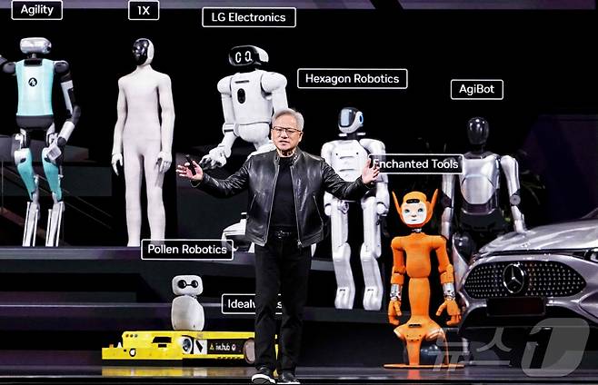 젠슨 황 엔비디아 최고경영자(CEO)가 16일(현지시간) 캘리포니아주 새너제이 SAP센터에서 열린 연례 개발자 행사 GTC에서 기조연설을 하고 있다. 2026.3.16 ⓒ AFP=뉴스1