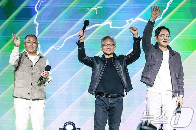 젠슨 황 엔비디아 최고경영자(CEO)와 이재용 삼성전자 회장, 정의선 현대차그룹 회장이 30일 서울 강남구 코엑스에서 열린 엔비디아 지포스 게이머 페스티벌에서 팬들에게 인사를 하고 있다. (공동취재) 2025.10.30 ⓒ 뉴스1 김진환 기자