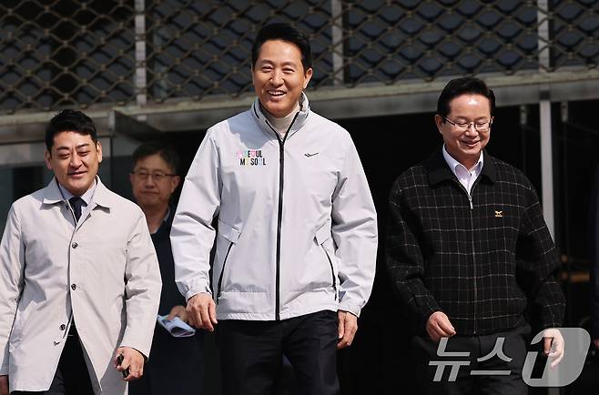 오세훈 서울시장이 17일 서울 영등포구 신길역세권 장기전세주택 건립 현장에 도착하며 웃음짓고 있다. 2026.3.17 ⓒ 뉴스1 오대일 기자