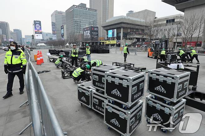 BTS(방탄소년단) 컴백 라이브 ARIRANG(아리랑)을 앞둔 16일 서울 종로구 광화문 광장이 무대 설치 준비로 인해 통제되고 있다. 2026.3.16 ⓒ 뉴스1 안은나 기자