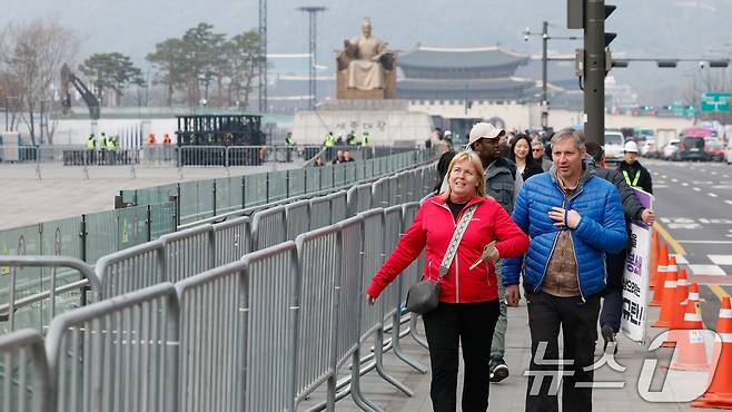BTS(방탄소년단) 컴백 라이브 ARIRANG(아리랑)을 앞둔 16일 서울 종로구 광화문 광장이 무대 설치 준비로 인해 통제되고 있다. 2026.3.16 ⓒ 뉴스1 안은나 기자