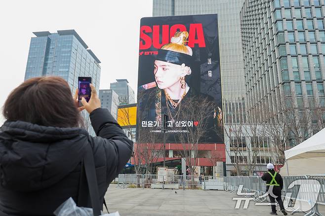 BTS(방탄소년단) 컴백 라이브 ARIRANG(아리랑)을 앞둔 16일 서울 종로구 광화문 광장에서 한 팬이 관련 광고를 촬영하고 있다. 2026.3.16 ⓒ 뉴스1 안은나 기자