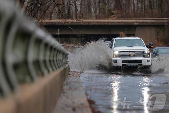 16일(현지시간) 미국 메릴랜드주 캐빈존에서 차량이 침수된 도로를 지나고 있다. 이날 강한 폭풍으로 워싱턴DC와 메릴랜드 일부 지역에 강풍과 뇌우가 발생하고 토네이도 경보가 내려졌다. 2026.03.16. ⓒ AFP=뉴스1