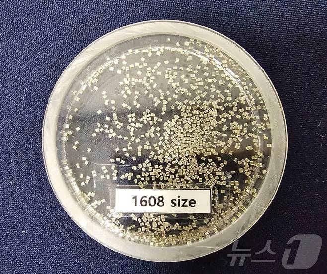 삼성전기의 적층세라믹콘덴서(MLCC)제품. 500cc 와인잔에 가득 채운 MLCC 가격은 3억 원에 달한다. 2024.10.30 ⓒ 뉴스1 한재준 기자