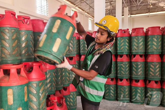 12일(현지시간) 방글라데시 콕스바자르의 한 난민촌에서, 미국과 이스라엘이 이란과 갈등을 겪는 가운데, 한 NGO 창고에서 노동자가 로힝야족에게 나눠줄 가스통을 분류하고 있다. 2026.03.12. ⓒ 로이터=뉴스1