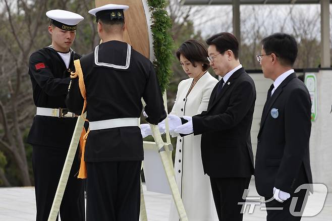 이재명 대통령과 김혜경 여사가 지난 15일 경남 창원시 국립 3.15 민주묘지를 참배하고 있다. 2026.3.15 ⓒ 뉴스1 이재명 기자