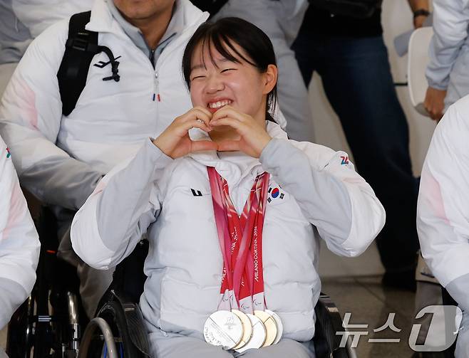 한국 스포츠 사상 최다인 단일 대회 메달 5개(금메달 2·은메달 3) 대업을 달성한 김윤지가 17일 오후 인천국제공항 2터미널에서 열린 2026 밀라노·코르티나담페초 동계패럴림픽 선수단 해단식에 참석해 환한 미소를 짓고 있다. 2026.3.17 ⓒ 뉴스1 안은나 기자