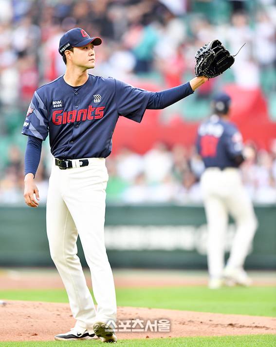 롯데 우완투수 윤성빈이 30일 인천SSG랜더스필드에서 열린 2024프로야구 SSG랜더스와 롯데자이언츠의 경기에서 선발로 나와 역투하고 있다.  2024.07.30. 문학 | 강영조기자 kanjo@sportsseoul.com