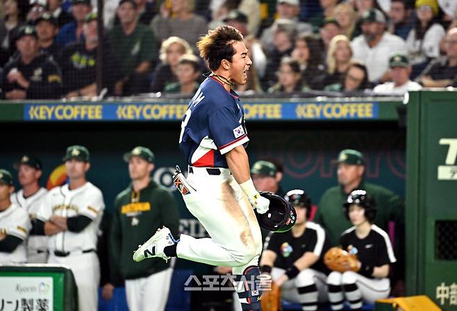 대한민국 야구대표팀의 안현민이 9일 일본 도쿄 도쿄돔에서 열린 2026 월드 베이스볼 클래식(WBC) 조별리그 호주와의 경기 9회초 1사 1-3루 상황에서 1타점 희생플라이를 친 뒤 기뻐하고 있다. 2026. 3. 9.  도쿄(일본) | 박진업 기자 upandup@sportsseoul.com