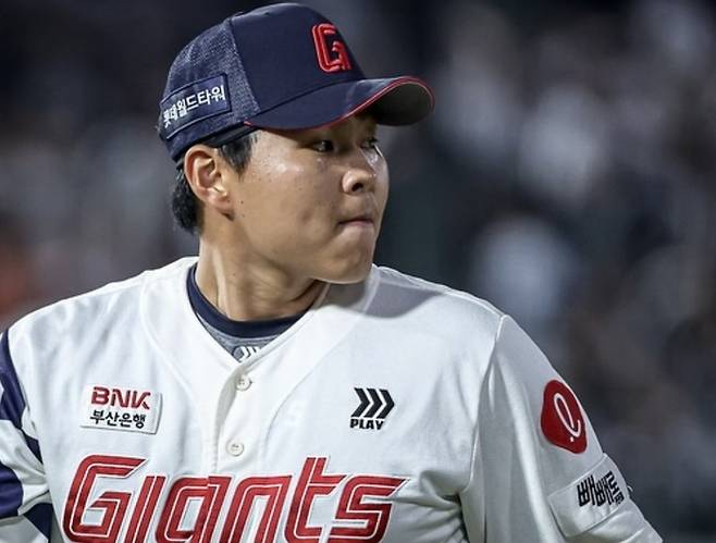 롯데 박진이 그라운드를 바라보고 있다. 사진 | 롯데 자이언츠