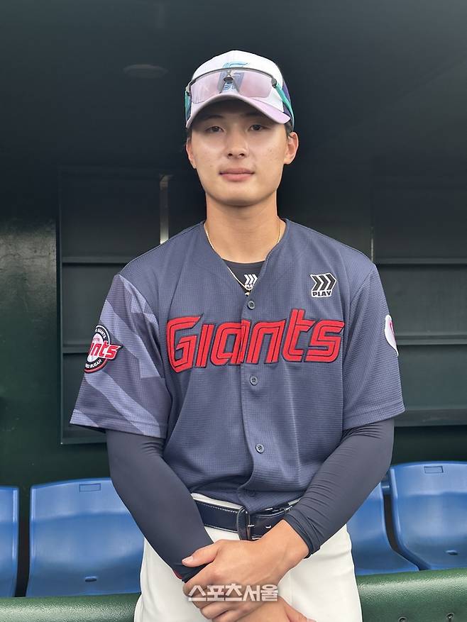 롯데 윤동희가 1일 일본 미야자키 미야코노조 구장에서 열린 지바롯데와 평가전 승리 후 취재진 인터뷰에 응하고 있다. 미야자키 | 이소영 기자 sshong@sportsseoul.com