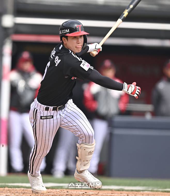 LG 구본혁이 16일 수원케이티위즈파크에서 열린 2026 KBO리그 시범경기 KT와 경기 3회초 1사 2루 안타를 치고 있다. 수원 | 최승섭기자 thunder@sportsseoul.com