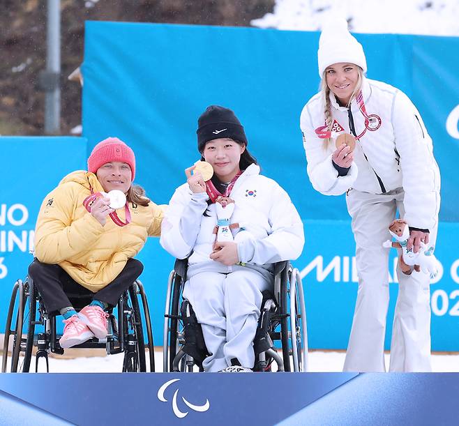 김윤지(가운데)와 안야 비커(왼쪽), 옥사나 마스터스가 15일(현지시간) 이탈리아 테세로 크로스컨트리 스타디움에서 열린 2026 밀라노·코르티나 동계패럴림픽 크로스컨트리 여자 좌식 20㎞ 시상식에서 나란히 포즈를 취했다. 사진 | 대한장애인체육회