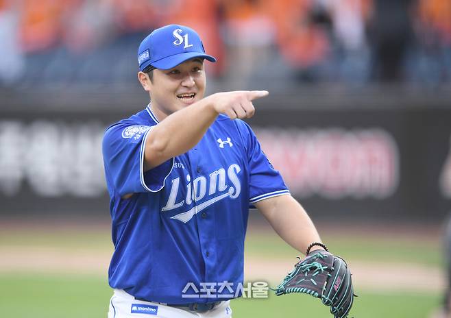 삼성 최원태가 19일 대전 한화생명볼파크에서 열린 2025 KBO 포스트시즌 플레이오프 2차전 한화와 경기 7회 투구 후 더그아웃으로 들어오며 환호하고 있다. 대전 | 최승섭기자 thunder@sportsseoul.com