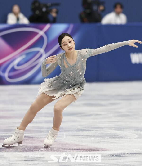 신지아가 이탈리아 밀라노 아이스스케이팅 아레나에서 열린 2026 밀라노·코르티나 담페초 동계올림픽 피겨스케이팅 여자 싱글 쇼트프로그램에서 연기를 펼치고 있다.&nbsp;/사진=뉴시스