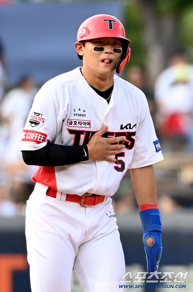 2023 KBO리그 롯데 자이언츠와 KIA 타이거즈의 경기가 30일 광주 KIA챔피언스필드에서 열렸다. 4회말 무사 2루 KIA 김도영이 선취 1타점 2루타를 날렸다. 비디오 판독 결과 페어로 선언되자 안도하는 김도영의 모습. 광주=허상욱 기자wook@sportschosun.com/2023.07.30/