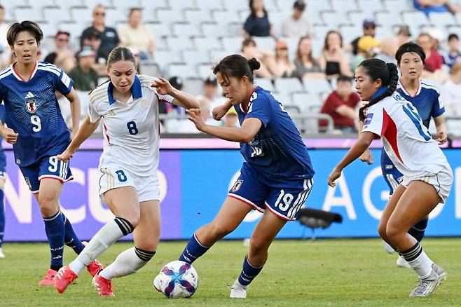 Japan?s Momoko Tanikawa (C) fights for the ball with Philippines' Sara Eggesvik (L) during the AFC Women's Asian Cup Australia 2026 football quarter-final match between Japan and Philippines at Accor Stadium in Sydney on March 15, 2026. (Photo by SAEED KHAN / AFP) / --IMAGE RESTRICTED TO EDITORIAL USE - STRICTLY NO COMMERCIAL USE--







<저작권자(c) 연합뉴스, 무단 전재-재배포, AI 학습 및 활용 금지>