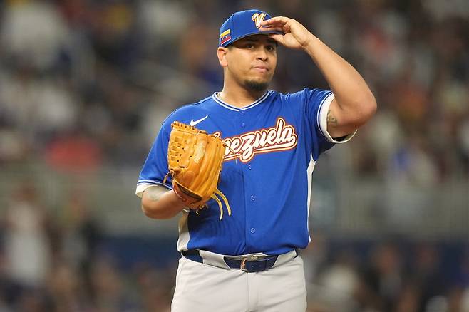 Venezuela pitcher Ricardo Sanchez gestures during the second inning of a World Baseball Classic semifinal game against Italy, Monday, March 16, 2026, in Miami. (AP Photo/Rebecca Blackwell)







<저작권자(c) 연합뉴스, 무단 전재-재배포, AI 학습 및 활용 금지>