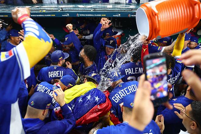 MIAMI, FLORIDA - MARCH 16: Team Venezuela celebrates a 4-2 victory against Team Italy after the game at loanDepot park on March 16, 2026 in Miami, Florida.   Megan Briggs/Getty Images/AFP (Photo by Megan Briggs / GETTY IMAGES NORTH AMERICA / Getty Images via AFP)







<저작권자(c) 연합뉴스, 무단 전재-재배포, AI 학습 및 활용 금지>