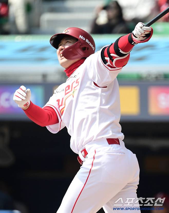 17일 인천 SSG랜더스필드에서 열린 KBO리그 SSG와 삼성의 경기. 1회 투런 홈런을 날린 SSG 최정. 인천=송정헌 기자songs@sportschosun.com/2026.03.17/