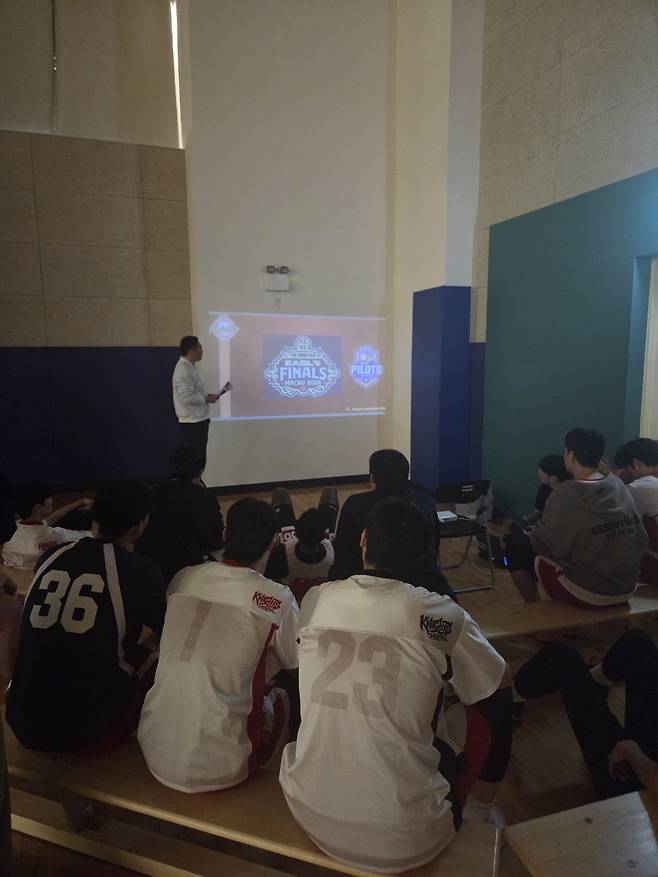 SK 김기만 코치가 상대 전력분석을 하는 장면. 마카오=류동혁 기자