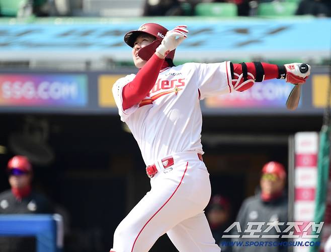 17일 인천 SSG랜더스필드에서 열린 KBO리그 SSG와 삼성의 경기. 1회 투런 홈런을 날린 SSG 최정. 인천=송정헌 기자songs@sportschosun.com/2026.03.17/