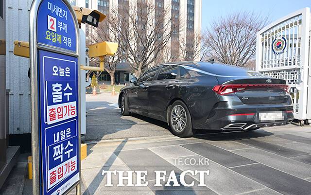 고농도 초미세먼지 대응을 위한 비상저감조치가 시행된 17일 오전 서울 종로구 정부서울청사 출입차량에 2부제가 시행되고 있다. /임영무 기자