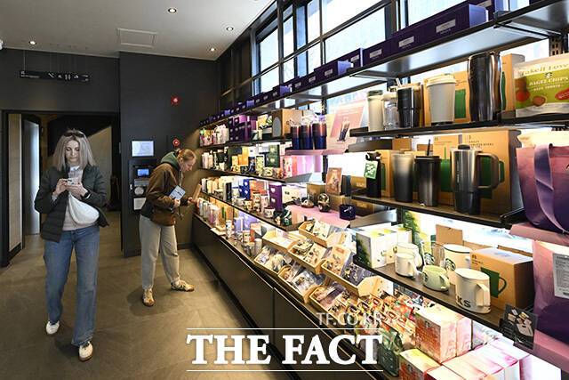 그룹 방탄소년단(BTS)의 컴백 공연을 앞둔 17일 오전 서울 종로구 스타벅스 광화문점에서 외국인 관광객들이 각종 소품을 살펴보고 있다. /송호영 기자