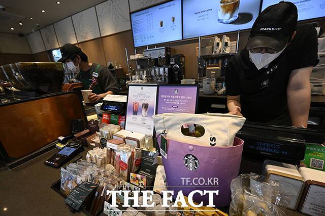 그룹 방탄소년단(BTS)의 컴백 공연을 앞두고 스타벅스가 서울 특화 음료인 '서울 석양 오미자 피지오'와 '서울 막걸리향 콜드 브루'를 출시한 가운데, 서울 종로구 스타벅스 광화문점에 신메뉴 안내판이 세워져 있다.