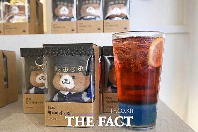 '서울 오로라 스파클링'과 '한복 할리베어 키링'이 놓여 있다.