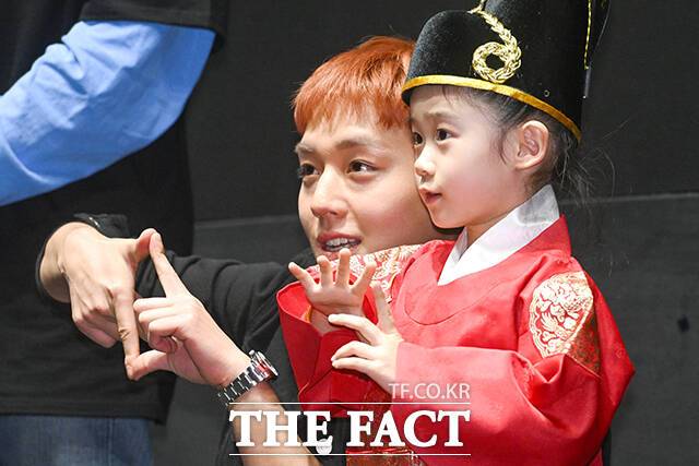 배우 박지훈이 17일 오후 서울 강남구 메가박스 코엑스에서 열린 영화 ‘왕과 사는 남자’ 무대인사에 참석해 한복을 입은 어린이와 포즈를 취하고 있다.