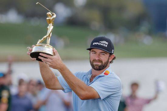 캐머런 영이 더 플레이어스 챔피언십 우승 직후 트로피를 들고 포즈를 취하고 있다. 폰테베드라비치=EPA연합뉴스