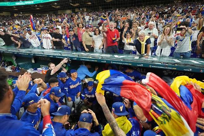 16일(현지시간) WBC 준결승에서 베네수엘라는 이탈리아를 4-2로 꺾고 결승에 진출했다. 베네수엘라는안정적인 투수 운영과 집중력 있는 타격을 앞세워 7회초 리드를 잡았고, 이탈리아의 추격을 끝까지 막아내며 승리를 확정했다. AP연합뉴스