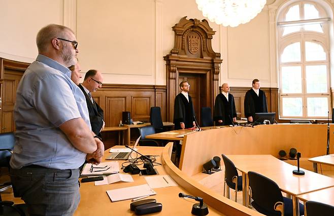 지난 2023년 7월  독일 로트바일 지방법원에서 코로나19 백신으로 인한 부작용으로 손해배상을 청구하고 있는 셰러 씨(맨왼쪽)가 제약사 바이오엔테크를 상대로 제기한 소송의 결과를 기다리고 있다./ 로이터 연합뉴스