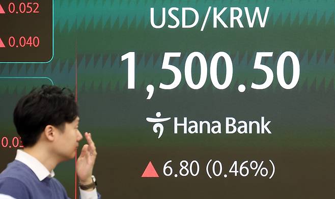 16일 오전 서울 중구 하나은행 딜링룸 전광판에 원달러 환율이 전 거래일 대비 6.80원(0.46%)오른 1,500.50으로 개장하고 있다. 2026.3.16 ⓒ 뉴스1 김명섭 기자