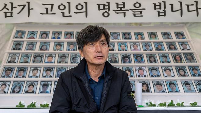 지난 12일 서울 영등포구 여의도동 국회 정문 앞에 설치된 ‘코로나19 백신 피해자 합동 분향소’에서 ‘코로나19 백신 피해자 가족 협의회’ 김두경 회장이 본지와 인터뷰하고 있다. 김 회장은 “이런 나라에 태어나게 해 아들에게 솔직히 미안하다”고 했다./김지호 기자