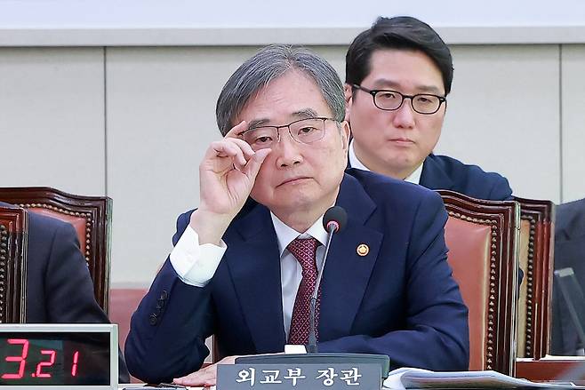 <YONHAP PHOTO-2853> 외통위 여당 간사 김영배 의원 질의 듣는 조현 외교부 장관    (서울=연합뉴스) 신현우 기자 = 조현 외교부 장관이 17일 국회에서 열린 외교통일위원회 전체회의에서 여당 간사인 더불어민주당 김영배 의원 질의를 듣고 있다. 2026.3.17    nowwego@yna.co.kr/2026-03-17 12:25:03/<저작권자 ⓒ 1980-2026 ㈜연합뉴스. 무단 전재 재배포 금지, AI 학습 및 활용 금지>